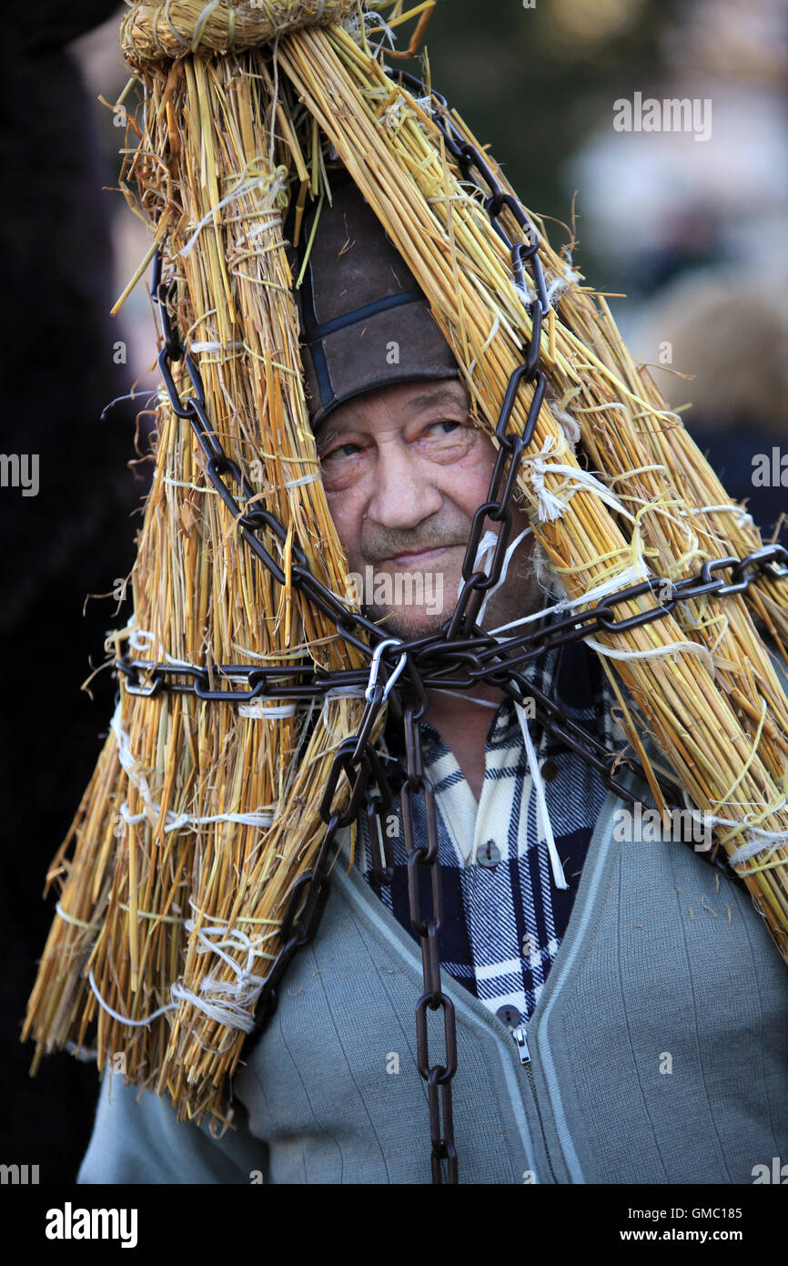 L'uomo godendo di un festival del martedì grasso (Martedì grasso) che segna l'inizio di quaranta giorni di digiuno (Mercoledì delle Ceneri) in Slovacchia. Foto Stock