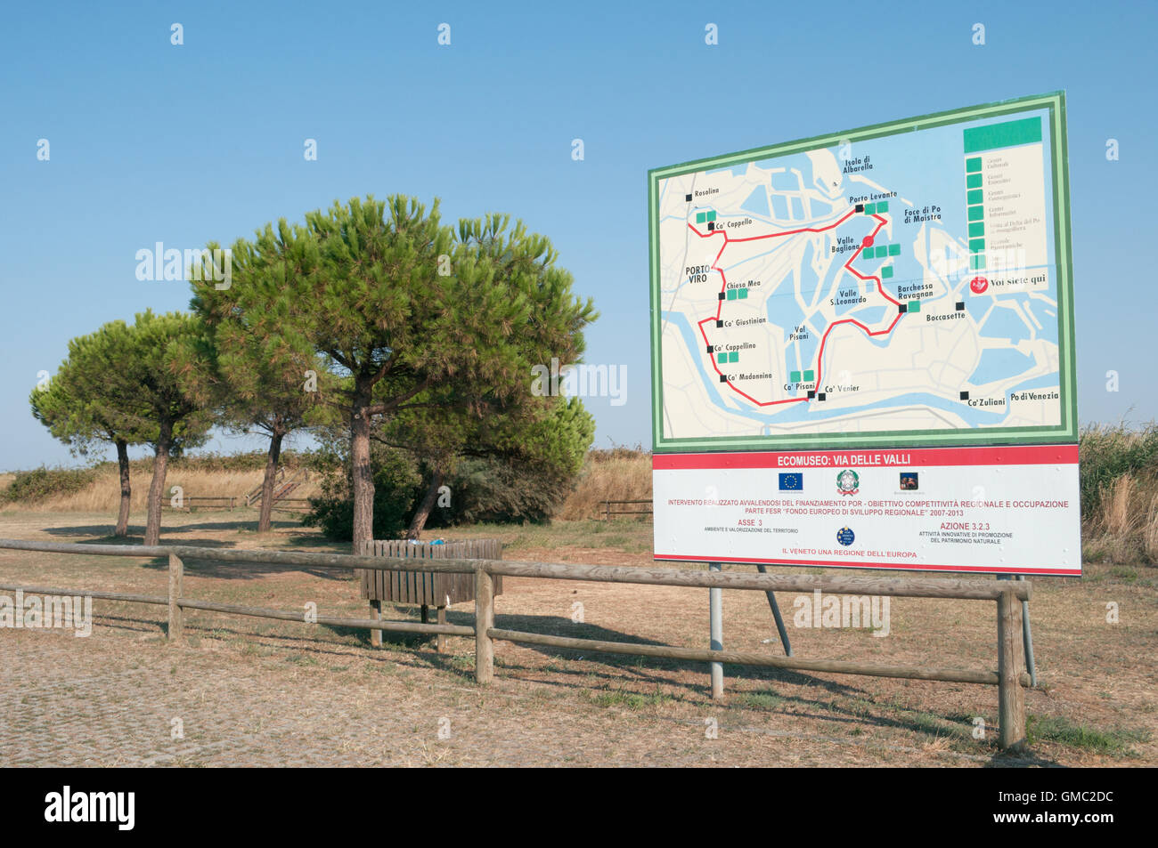 Un'area pic-nic e informazioni cartello - Via della Valli, Valle Bagliona, Delta del Po parco naturale, provincia di Rovigo, regione Veneto, Italia Foto Stock