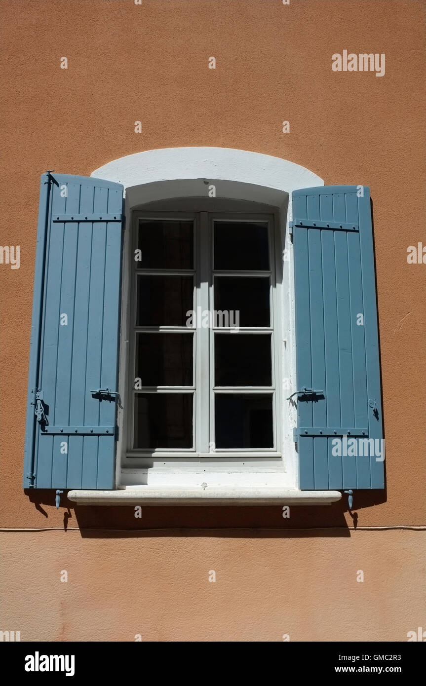 Blu finestra ritagliata in Villedieu, Vaucluse Provence, Francia. Foto Stock
