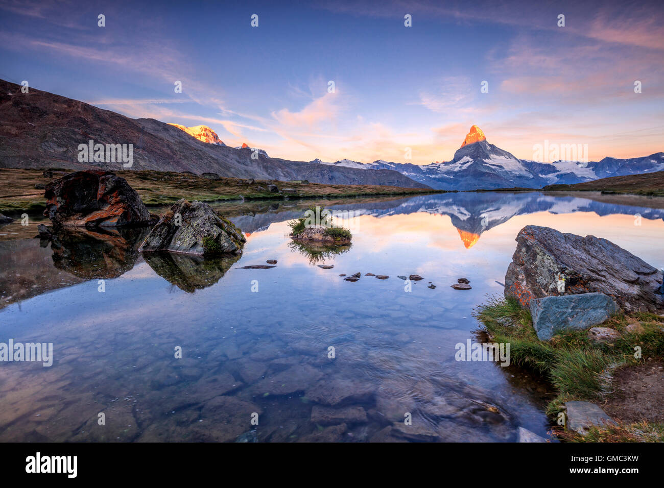Il Cervino si riflette nel lago Stellisee all'alba Zermatt Cantone del Vallese Pennine Svizzera Europa Foto Stock