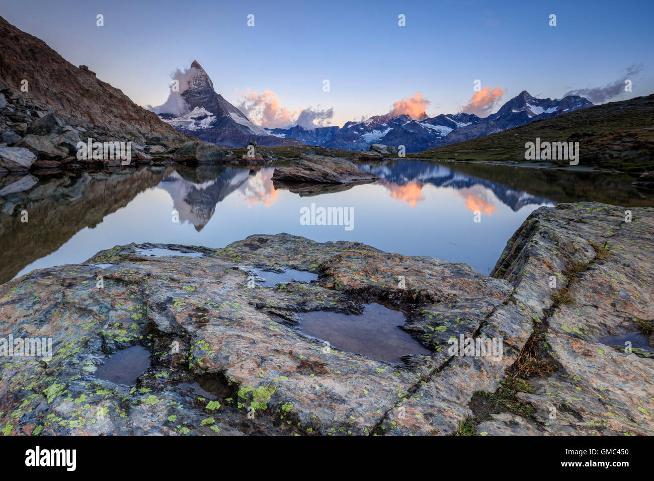 Il Cervino si riflette nel lago Stellisee all'alba zermatt Alpi Pennine Cantone del Vallese Svizzera Europa Foto Stock