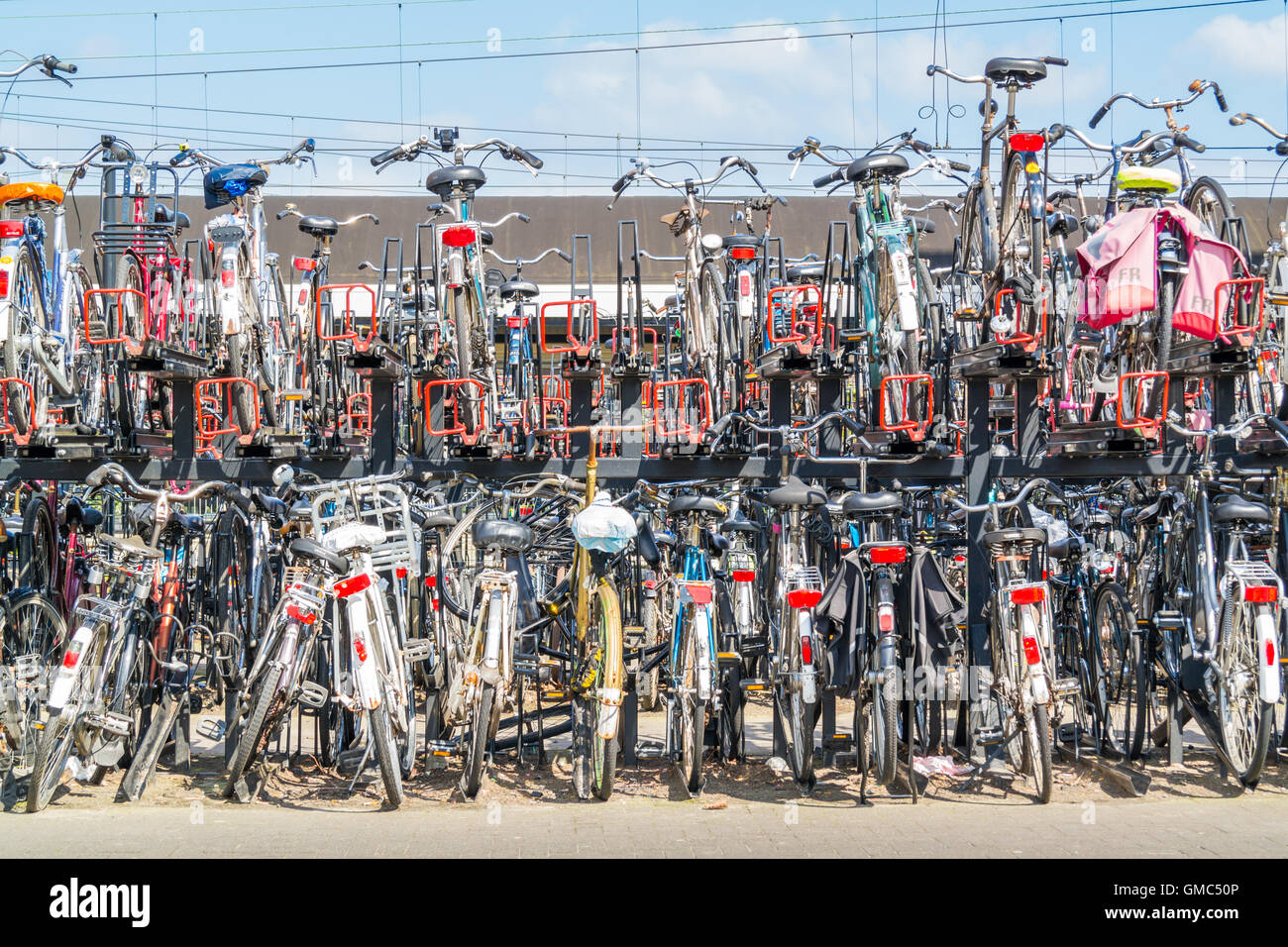 Righe di biciclette parcheggiate sulla stazione ferroviaria di Hilversum, Paesi Bassi Foto Stock