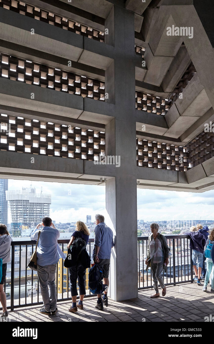 Le persone sulla piattaforma di osservazione che si affacciava su Londra. Interruttore a casa la Tate Modern di Londra, Regno Unito. Architetto: Herzog & de Meuron, 2016. Foto Stock