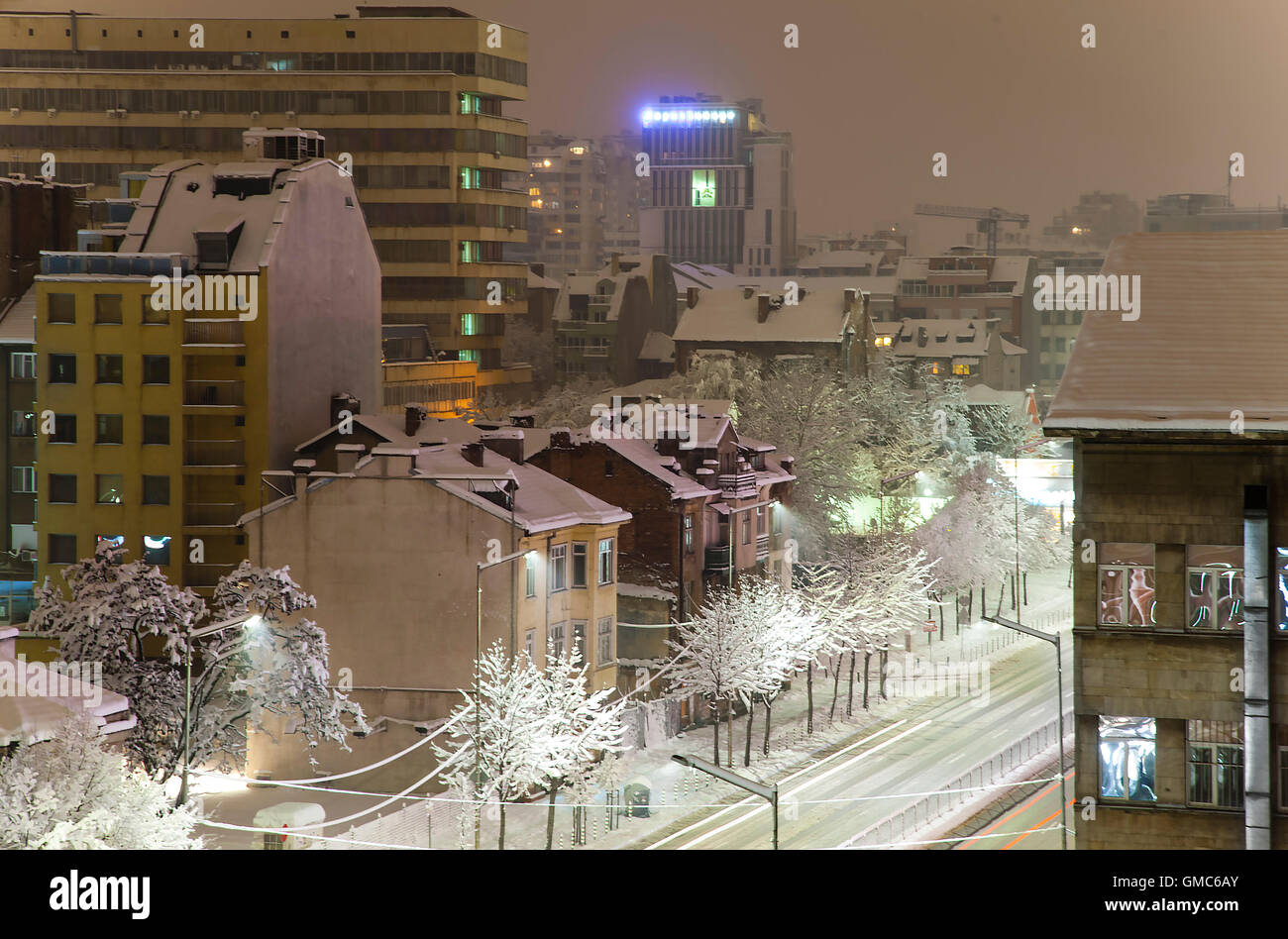 City scape con edifici e Boulevard di Sofia, Bulgaria durante un nevoso inverno freddo di notte. Foto Stock