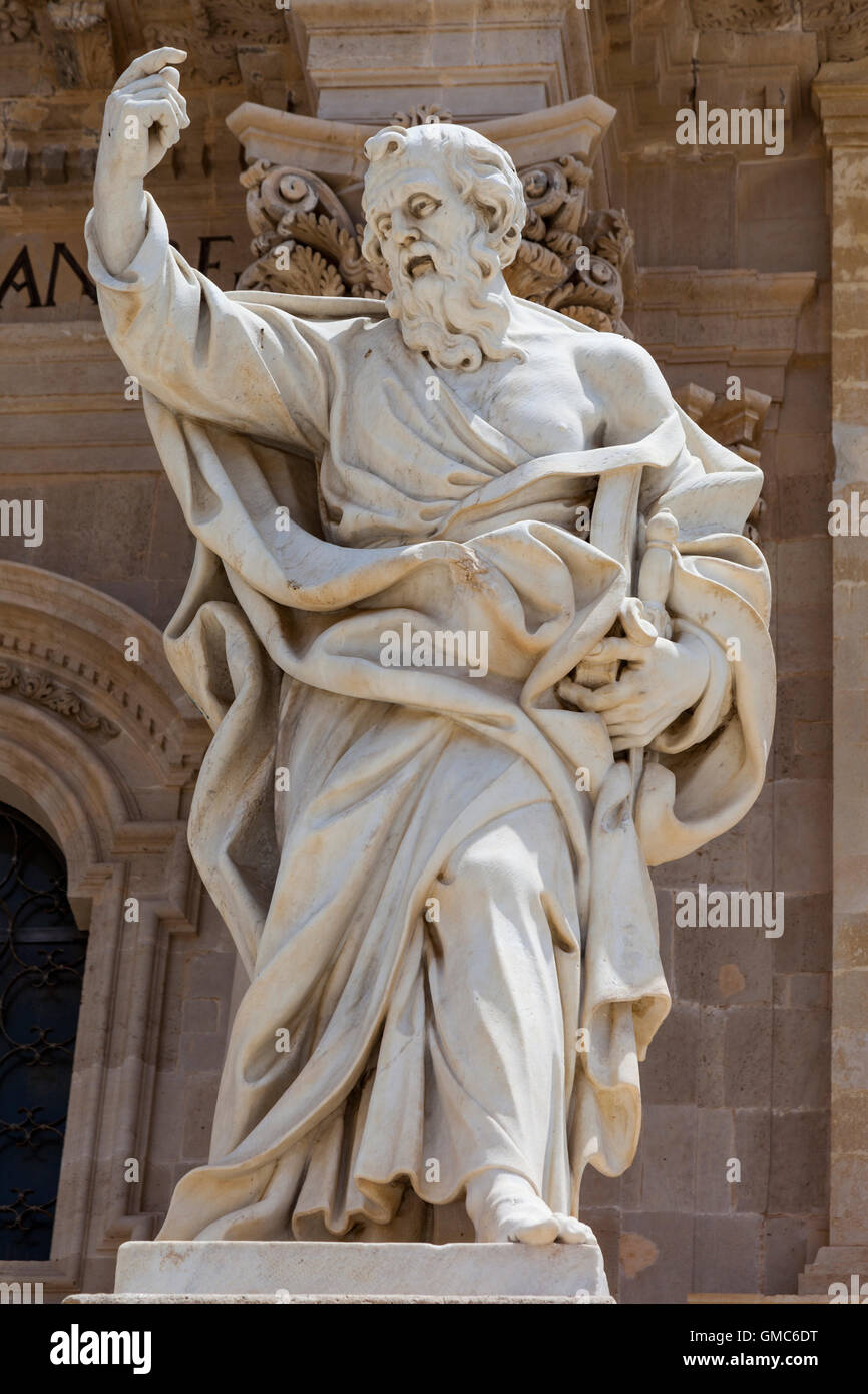 Statua di San Paolo fuori la Cattedrale di Siracusa, Piazza Duomo Ortigia, Siracusa, Sicilia, Italia Foto Stock