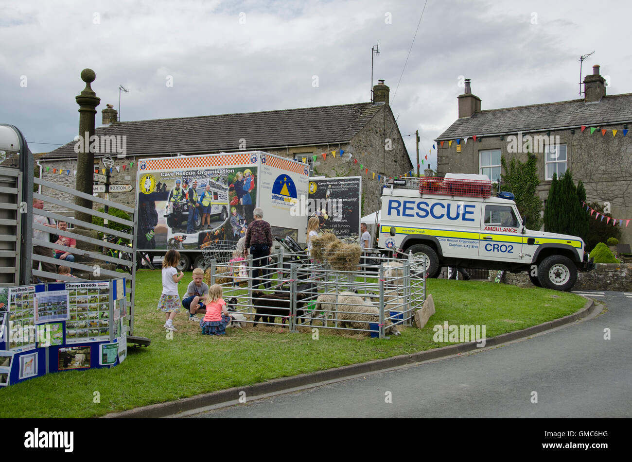 Pecore penne e visualizza su Austwick verde villaggio al momento del cuculo Festival & Street Market - Yorkshire Dales, Inghilterra. Foto Stock