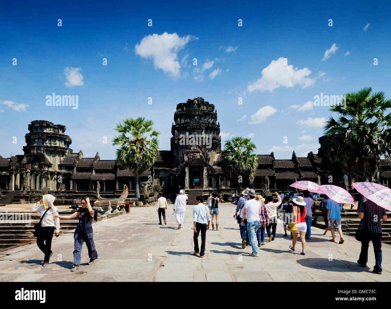 I turisti ingresso principale di Angkor Wat i templi famosi landmark asiatici in Siem Reap Cambogia Foto Stock
