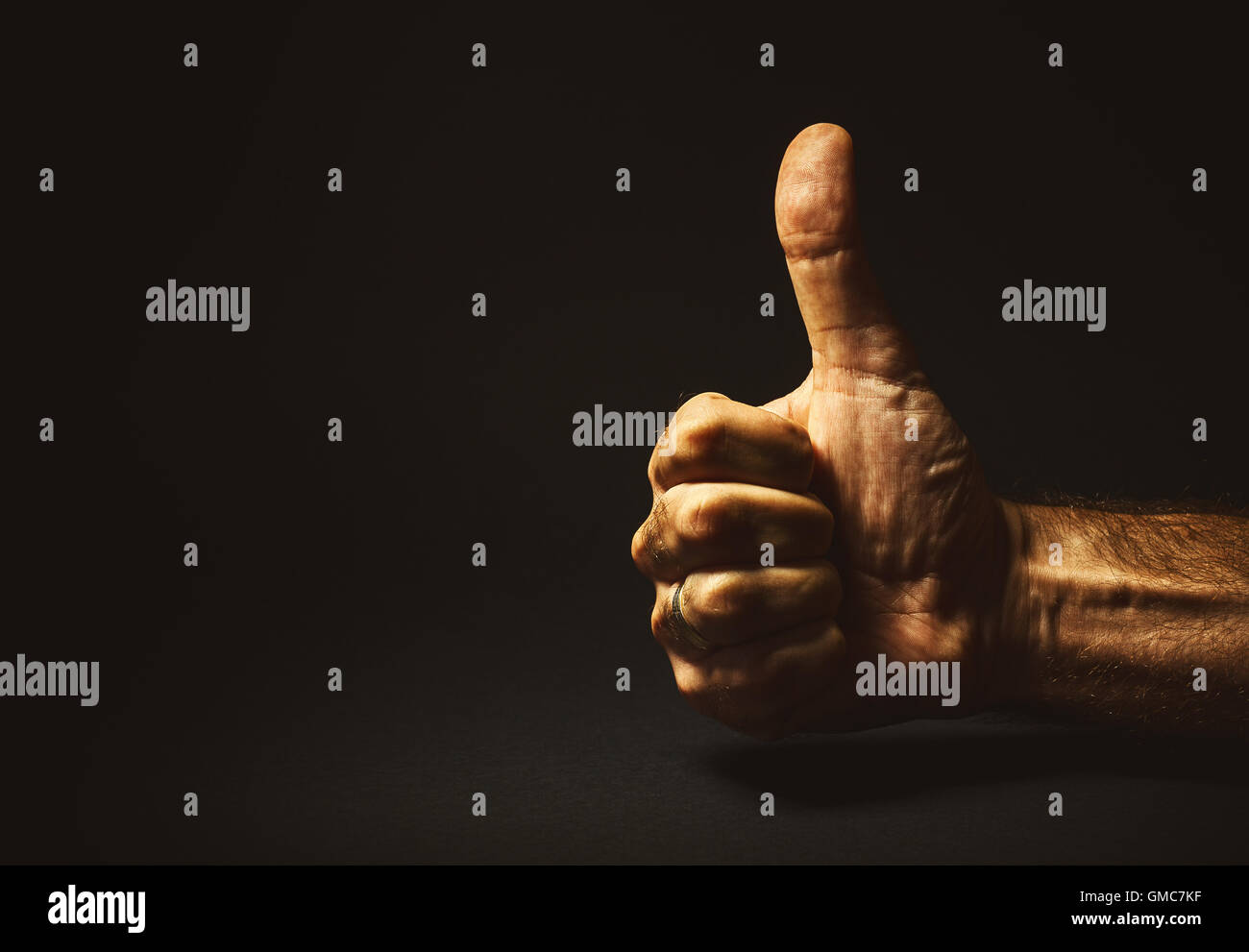 Man mano che mostra che tutto ciò che è tutto il di destra. Foto Stock