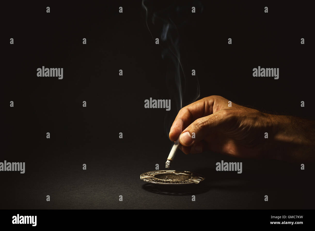 Composizione concettuale su smettere di fumare, man mano si spegne un sigaro. Foto Stock