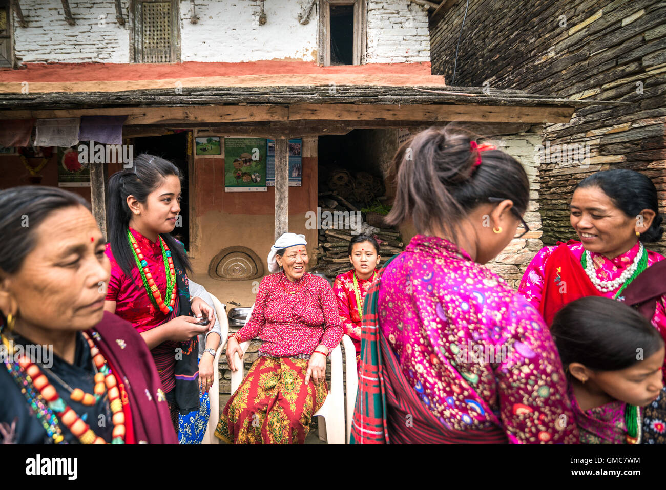 Le donne del villaggio Sidhane nel distretto di Kaski, Nepal occidentale, prepararsi ad accogliere gli ospiti. Foto Stock