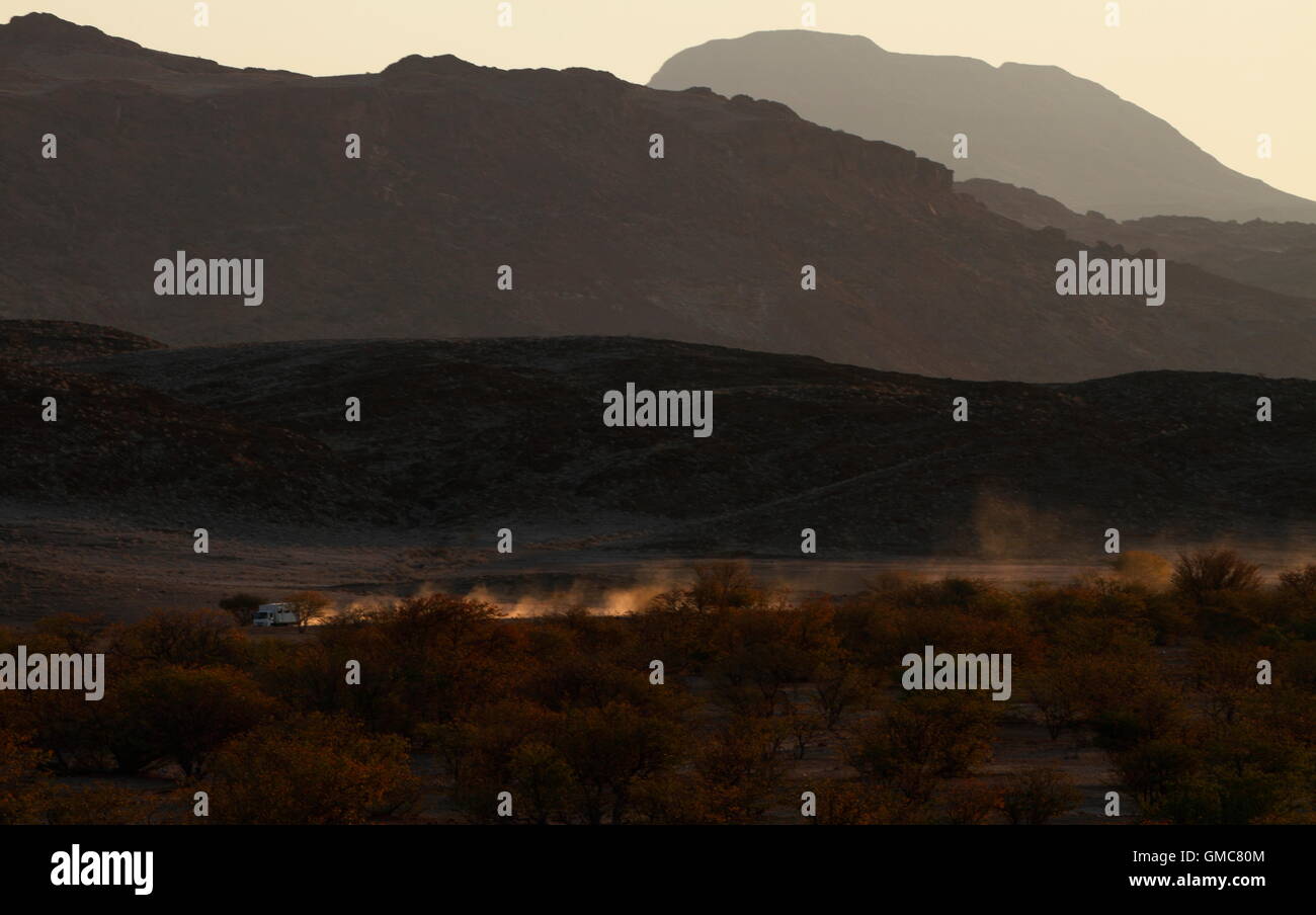 La luce del tramonto gioca nei pressi di Twyfelfontein in Namibia, Africa Foto Stock