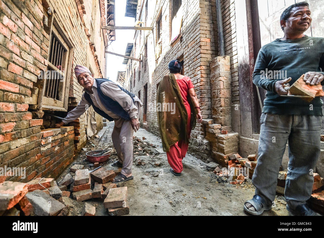 Uomini che fanno lavori di costruzione in una zona residenziale di Bhaktapur, Nepal, un anno dopo i terremoti devastanti del 2015. Foto Stock