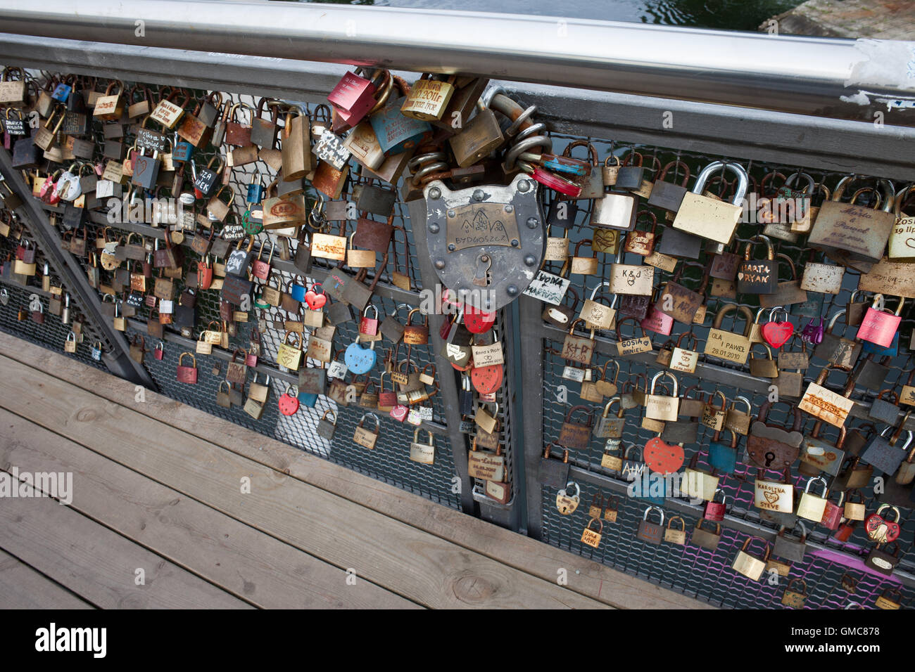 Amore si blocca su un ponte sul fiume Brda a Bydgoszcz (Polonia) Foto Stock