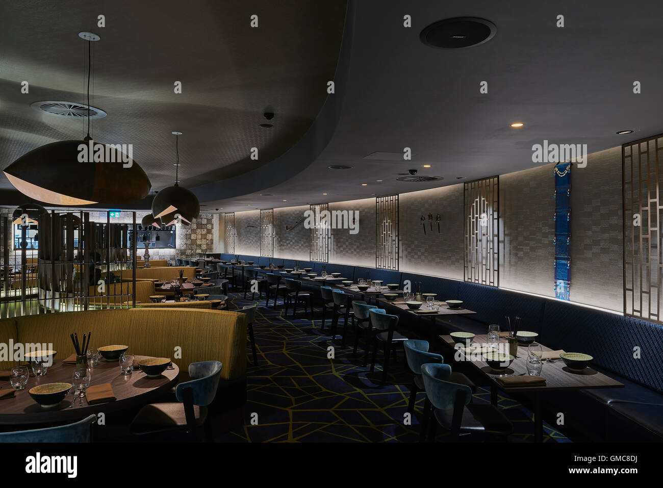 Ristorante aree con posti a sedere che guarda verso la cucina aperta. Campbelltown Catholic Club Kyobi Ristorante + Lounge, Sydney, Australia. Foto Stock