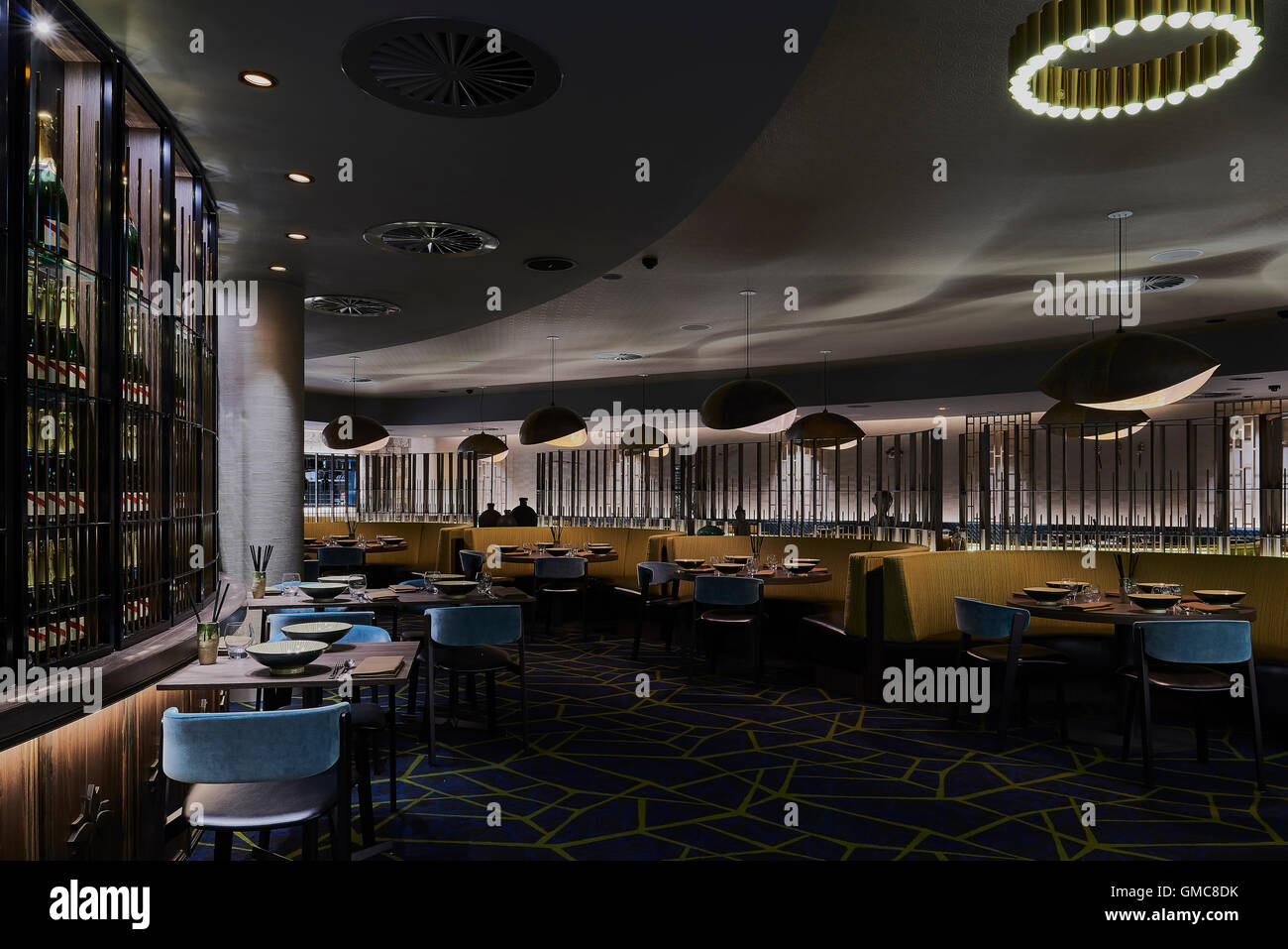Ristorante aree con posti a sedere e il muro del vino guardando verso la cucina. Campbelltown Catholic Club Kyobi Ristorante + Lounge, Sydney, Australia. Architetto: Scott Carver, 2016. Foto Stock