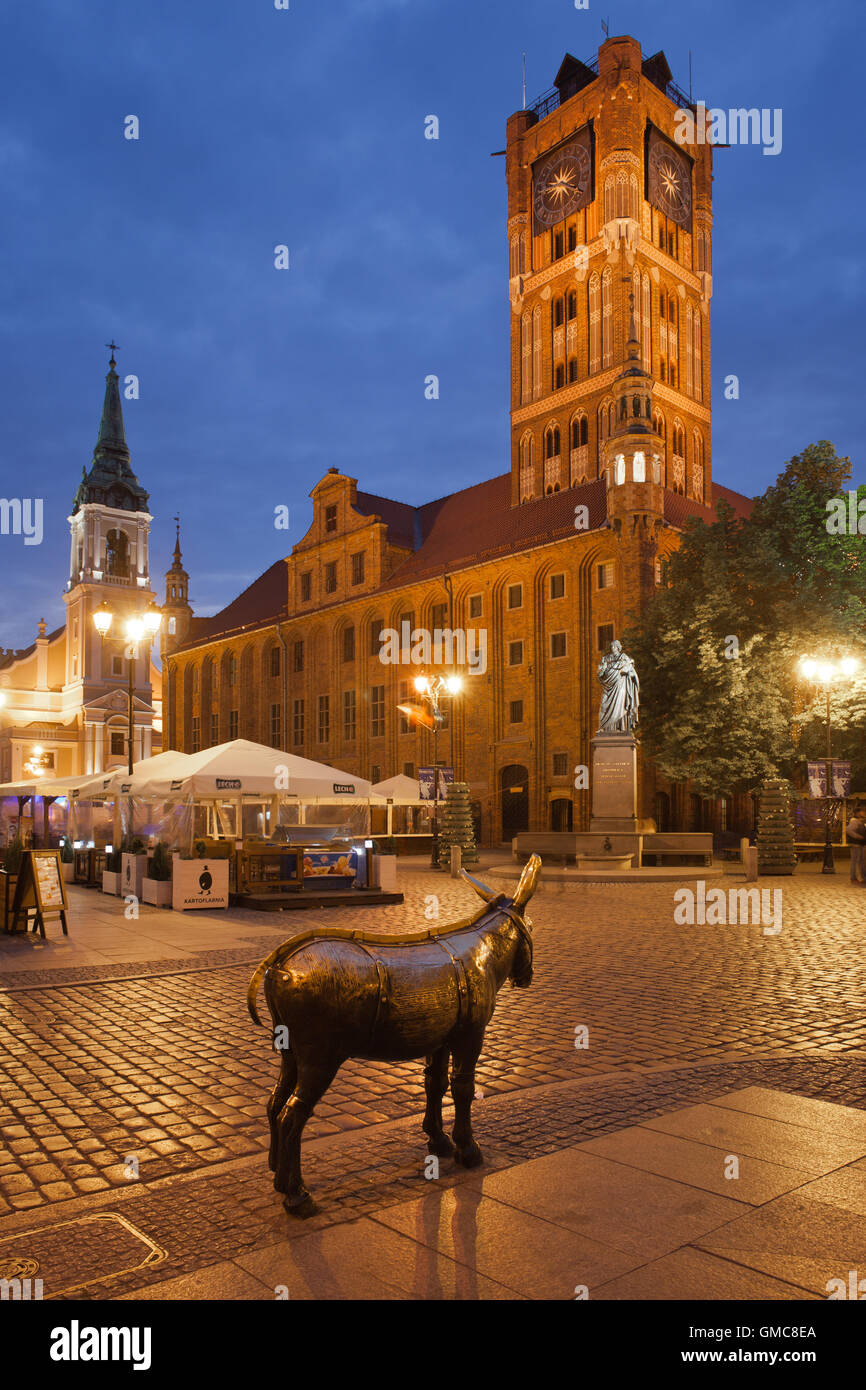 Città di Torun da notte in Polonia, municipio medievale e la gogna asino statua sulla Piazza del Mercato nella Città Vecchia, Patrimonio Mondiale dell UNESCO Foto Stock