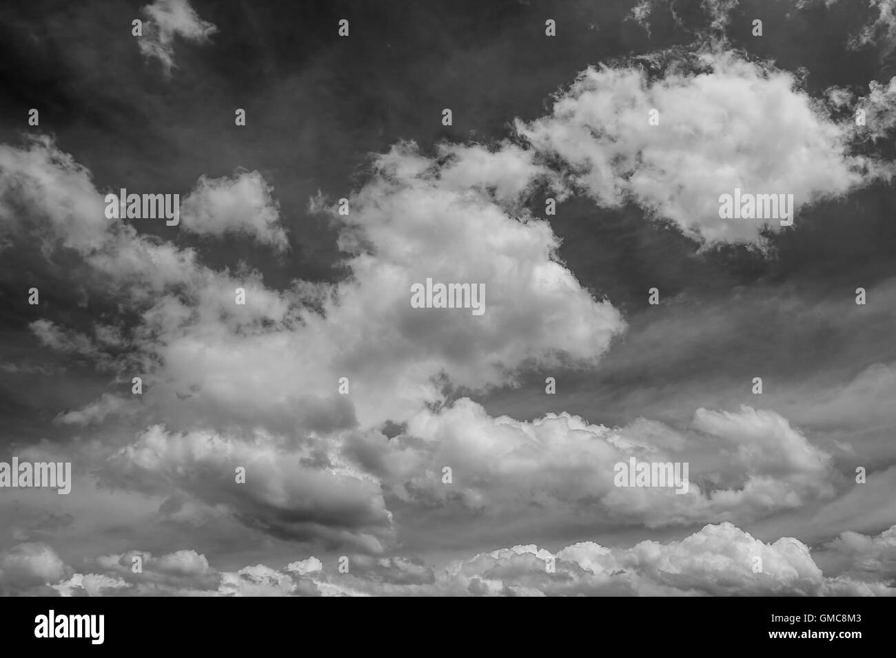 La variabile nuvole, cielo blu, nero e sfondo bianco pattern. Foto Stock