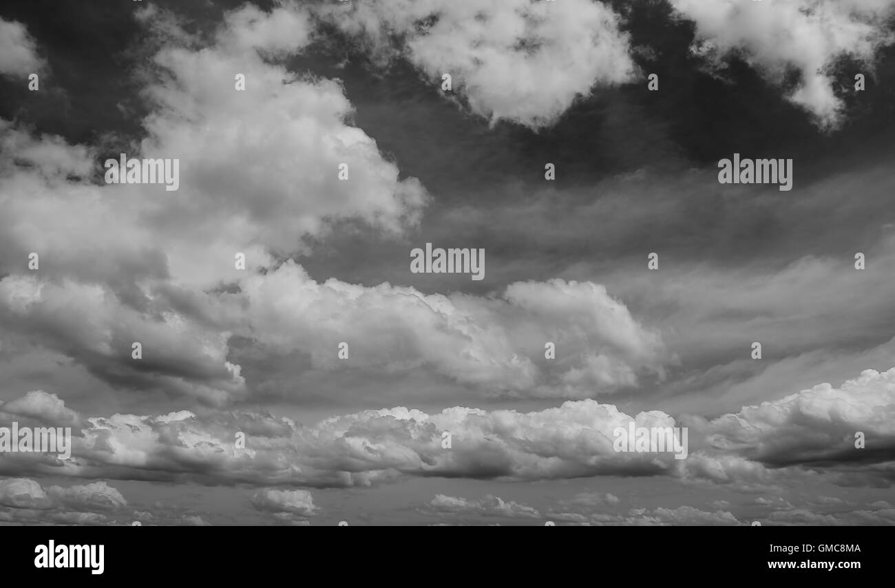 La variabile nuvole, cielo blu, nero e sfondo bianco pattern. Foto Stock