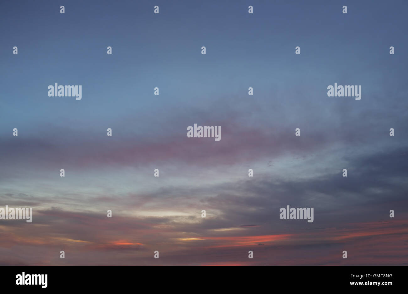 Nuvole variabile, il colore del cielo la configurazione di sfondo. Foto Stock