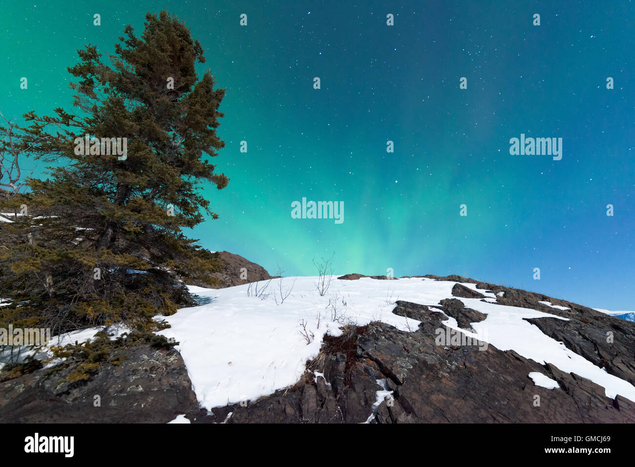 Northern Lights Aurora boreale su rocce innevate Foto Stock