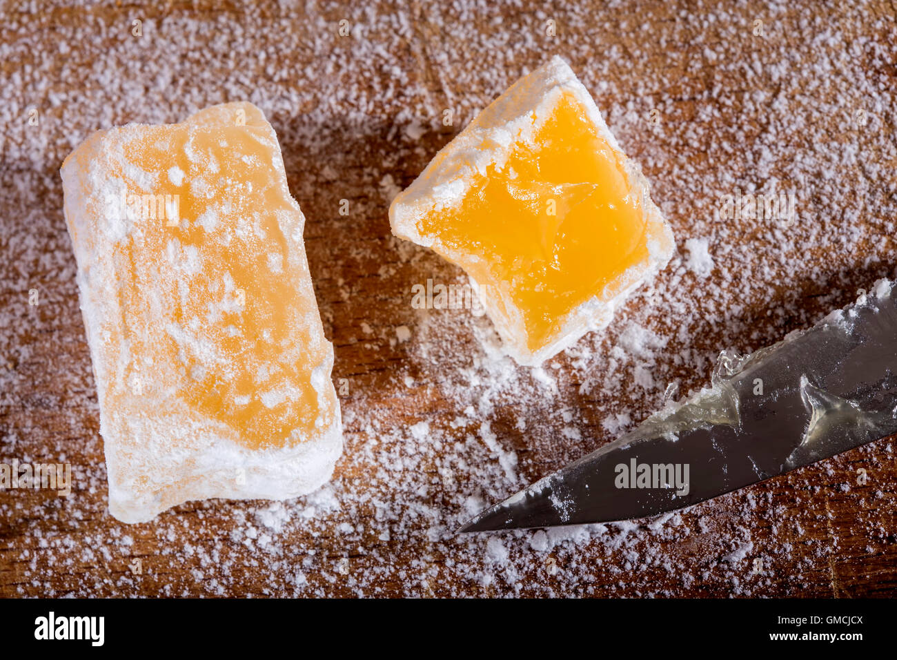 Close up Turkish Delight con zucchero a velo e il coltello Foto Stock