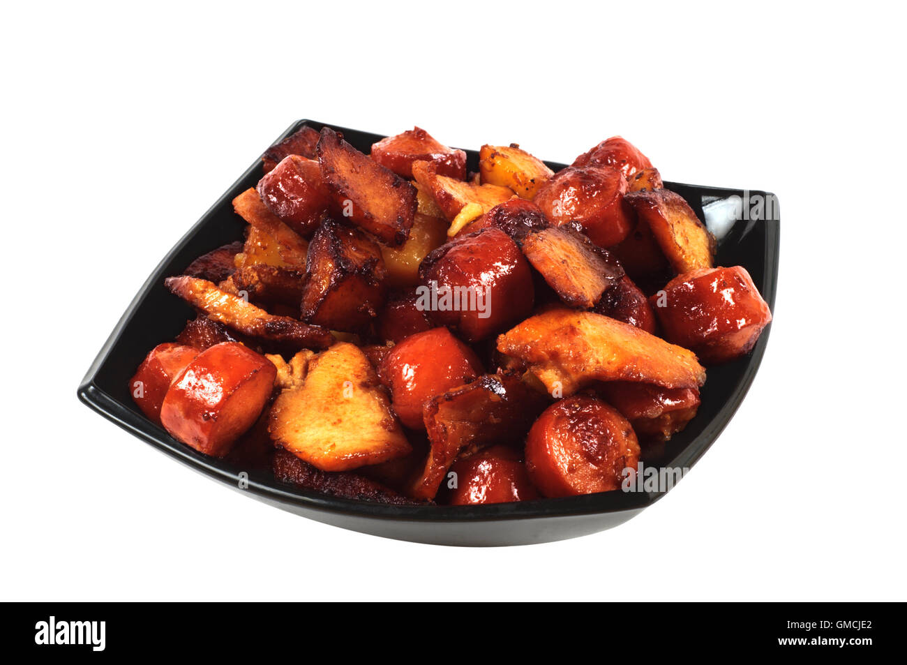 Piatto con salsicce alla griglia, carne e patate. Foto Stock