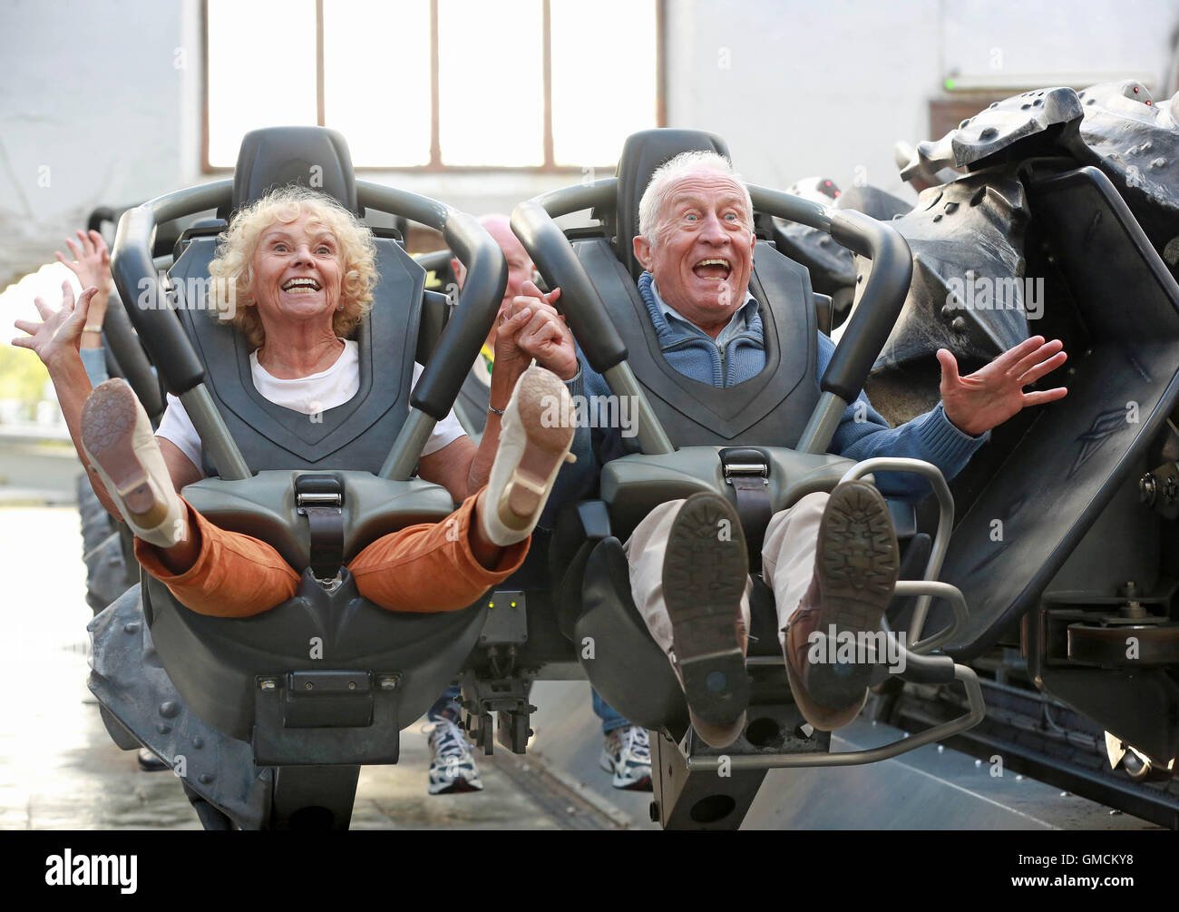 Emily Barker, 71 anni, e Tony Barrett, 80 anni, celebrano il lancio del Old Age Coaster Pass, il primo pass britannico scontato per i pensionati, al Thorpe Park Resort, Surrey. Foto Stock
