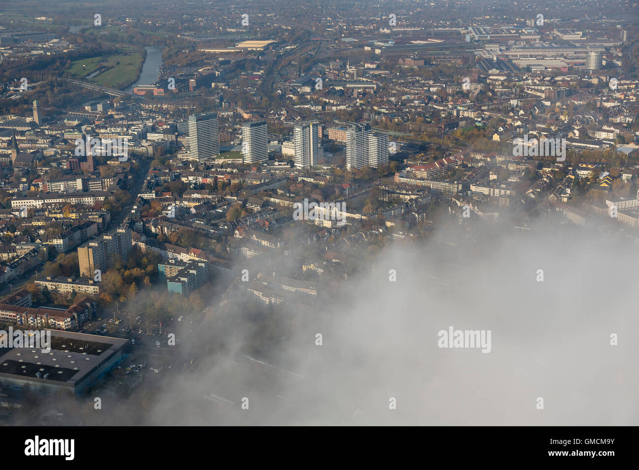 Vista aerea, il centro con le quattro torri residenziali dietro più profonda herbastlicher cloud, vista aerea di Mülheim an der Ruhr, Foto Stock