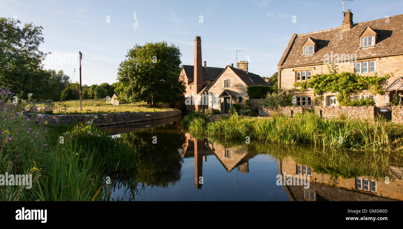 L'antico mulino sul fiume occhio che si snoda attraverso il bellissimo villaggio Costwold di macellazione inferiore Foto Stock