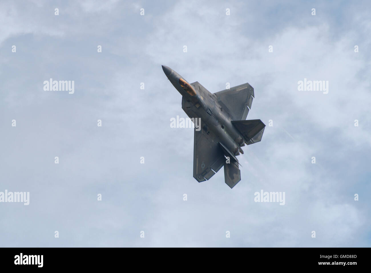 Un Lockheed Martin F-22 Raptor Stealth Fighter esegue un impressionante display a 2016 Royal International Air Tattoo Foto Stock