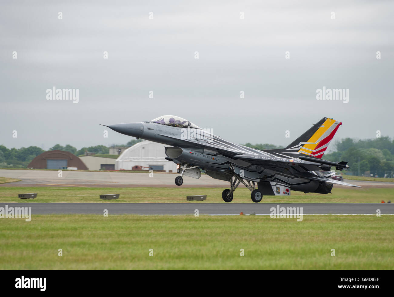 Una dinamica generale Lockheed Martin F-16A MLU militari jet da combattimento del Belgio componente aria tocca giù al 2016 RIAT Foto Stock