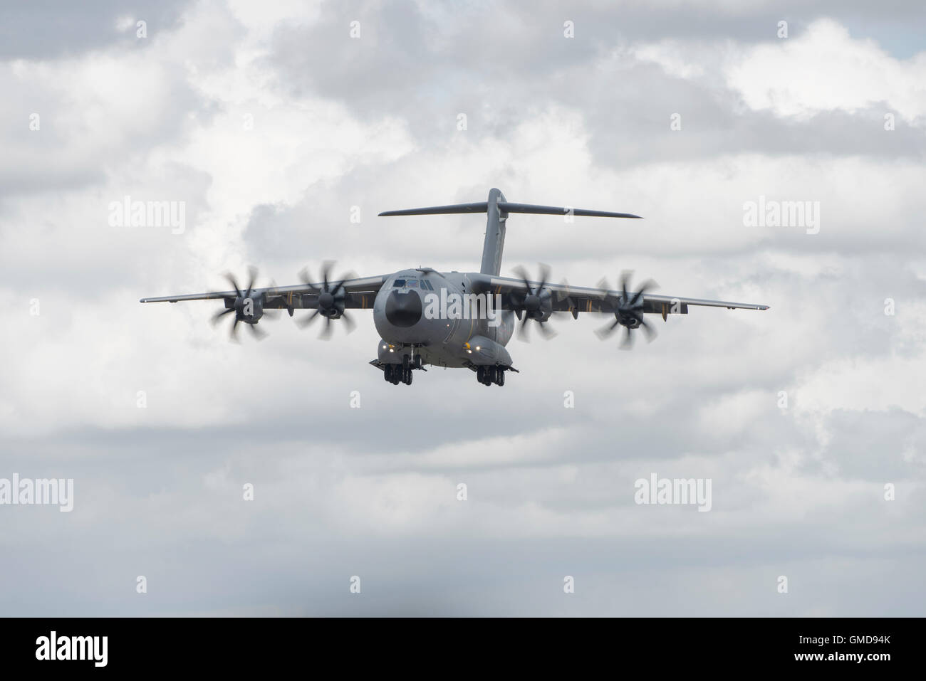 Airbus A400M Atlas militari da trasporto aereo sull approccio finale a terra alla RAF Fairford nel Gloucestershire al 2016 RIAT Foto Stock