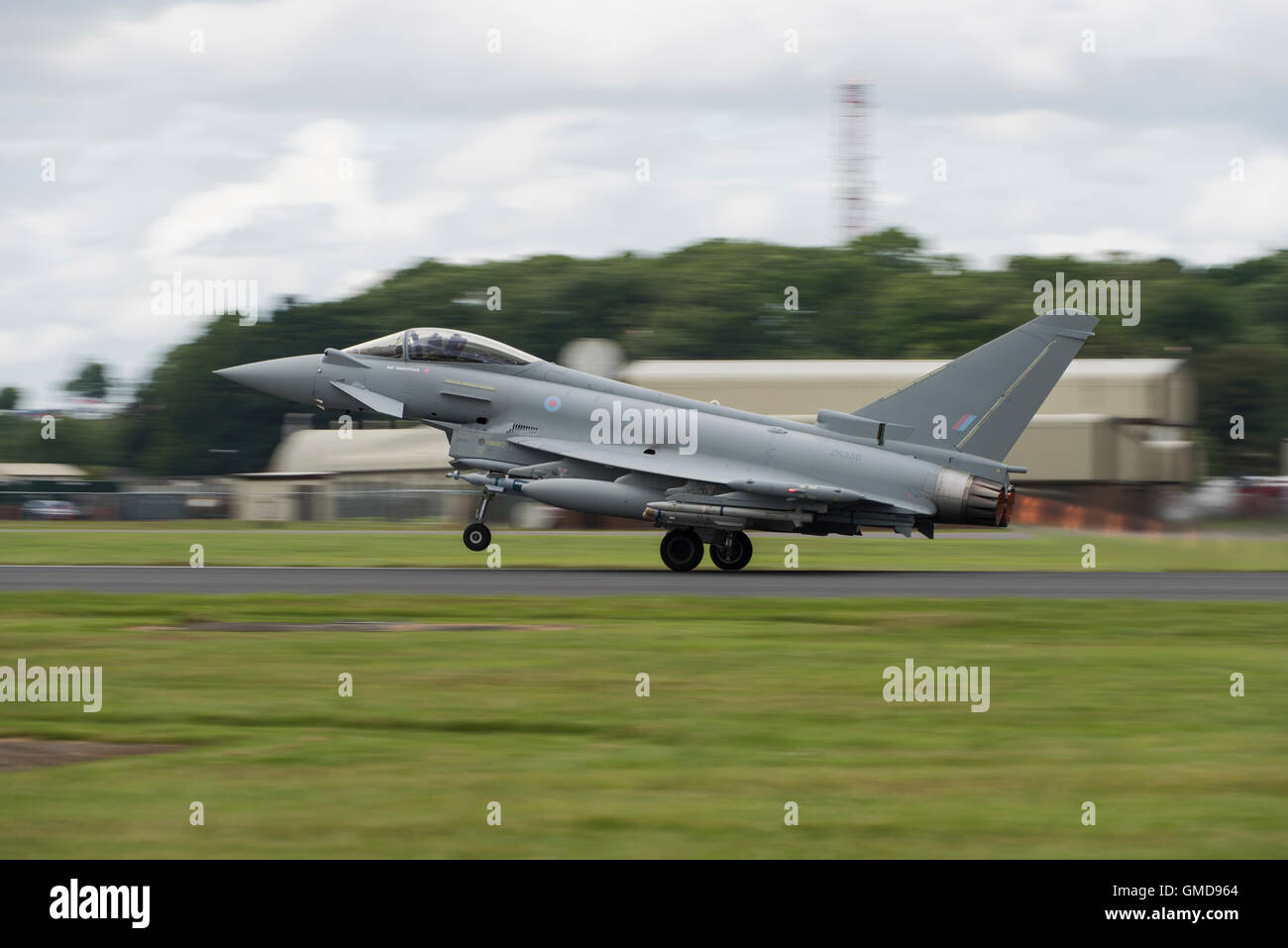 BAE Systems Eurofighter Typhoon FGR4 prende il largo per la visualizzazione a 2016 Royal International Air Tattoo. Foto Stock