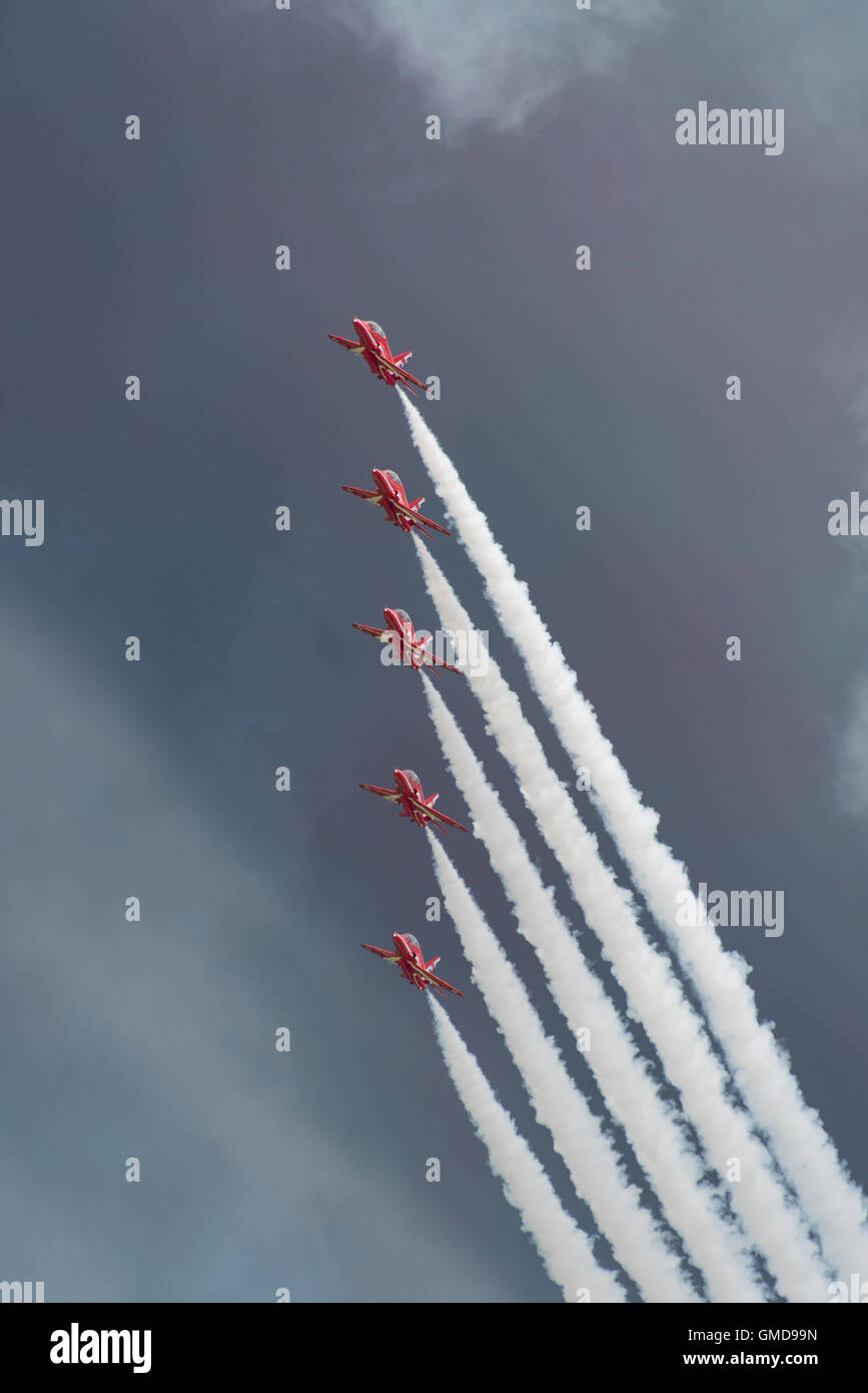 La RAF frecce rosse militare display aerobatic team sezione anteriore noto come Enid riempie il cielo con il fumo al 2016 RIAT Foto Stock
