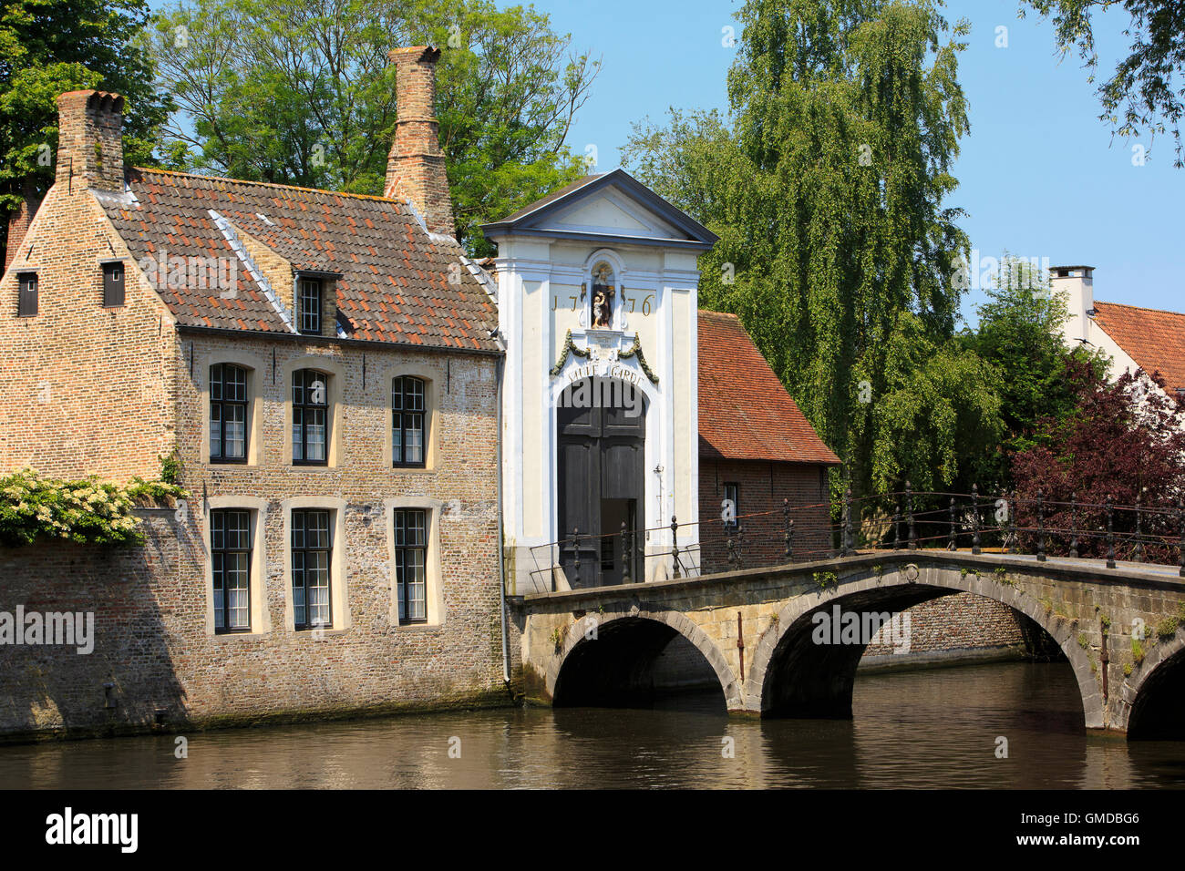 L'ingresso principale al beghinaggio principesca dieci Wijngaerde (1245) a Bruges, Belgio Foto Stock