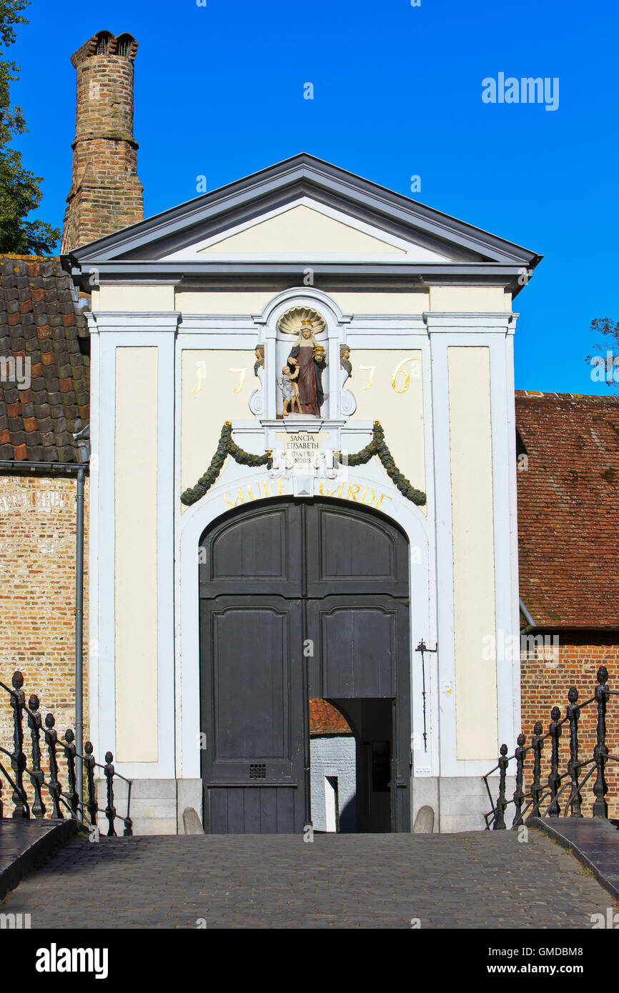L'ingresso principale al beghinaggio principesca dieci Wijngaerde (1245) a Bruges, Belgio Foto Stock