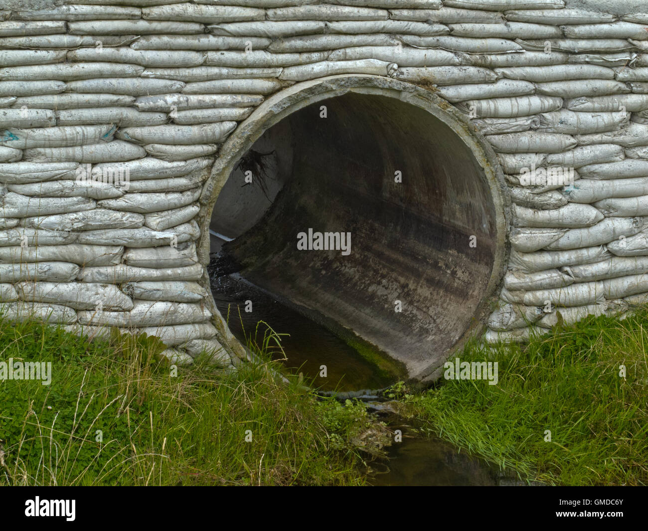 Tempesta canale sotterraneo della tubazione di drenaggio revetment in calcestruzzo Foto Stock