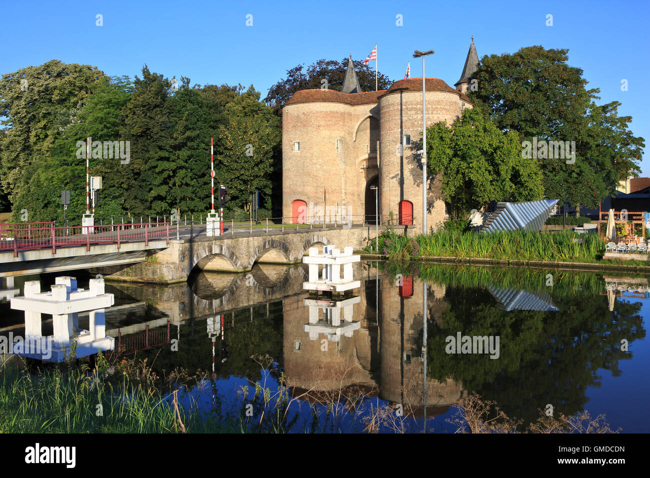 La porta di Gand - Gentpoort (1400) e alla torre d'acqua (1925) a Bruges, Belgio Foto Stock