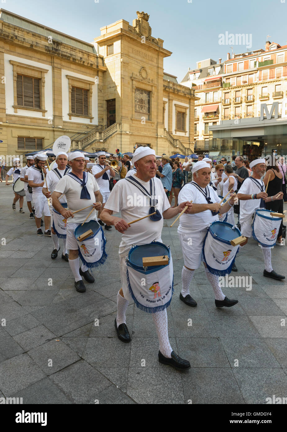 Fanfara marching band in simulazioni di costumi navale marzo durante il San Sebastian Donostia Semana Grande feria Spagna Foto Stock