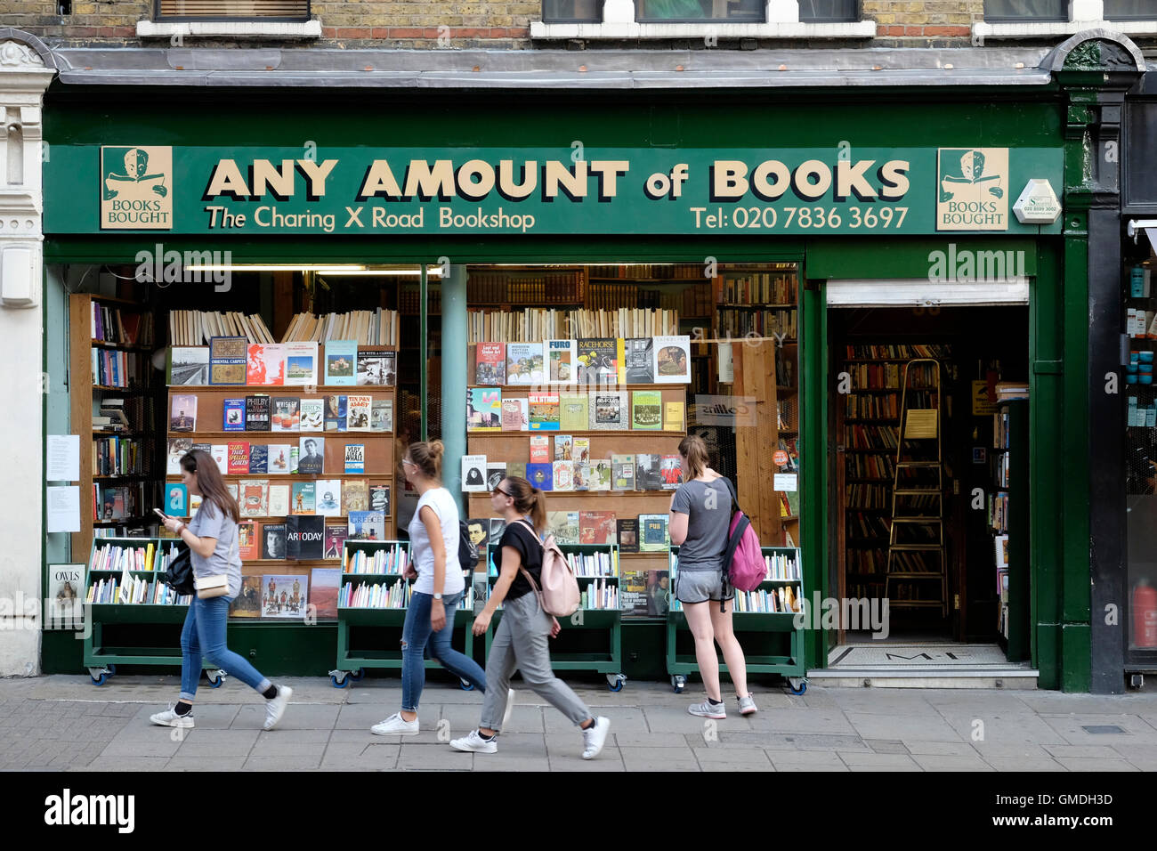 La gente a piedi passato qualsiasi quantità di libri shop, che vende e acquista rari e antiquariato libri. Foto Stock