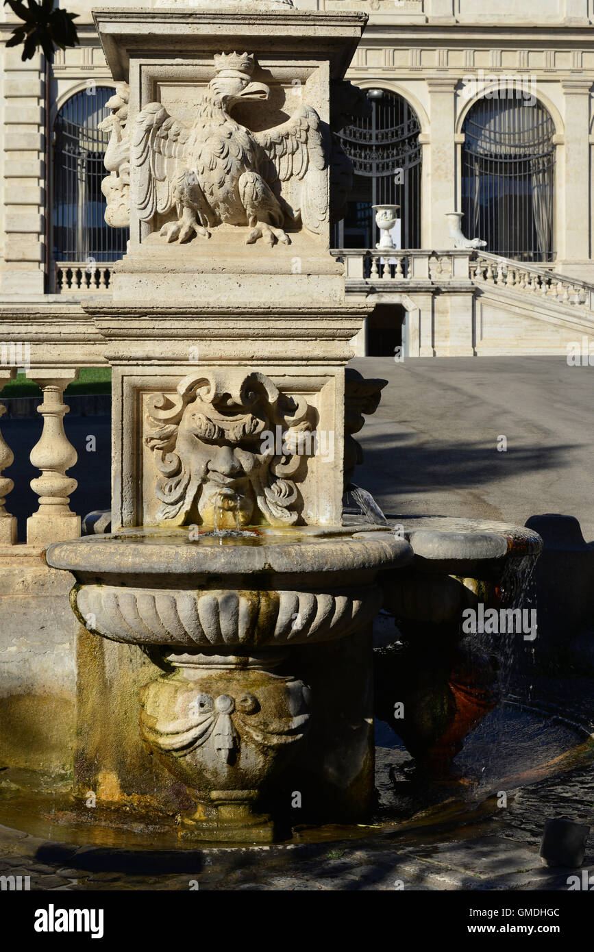 Fontana barocca in Villa Borghese parco pubblico con aquila coronata, simbolo della antica e nobile famiglia Foto Stock