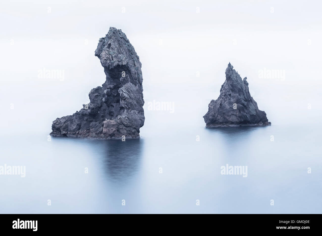 La formazione di lava nella costa nord di Heimaey, Vestmannaeyjar, Islanda, Europa, troll, isole mare pile, una lunga esposizione, Westma Foto Stock