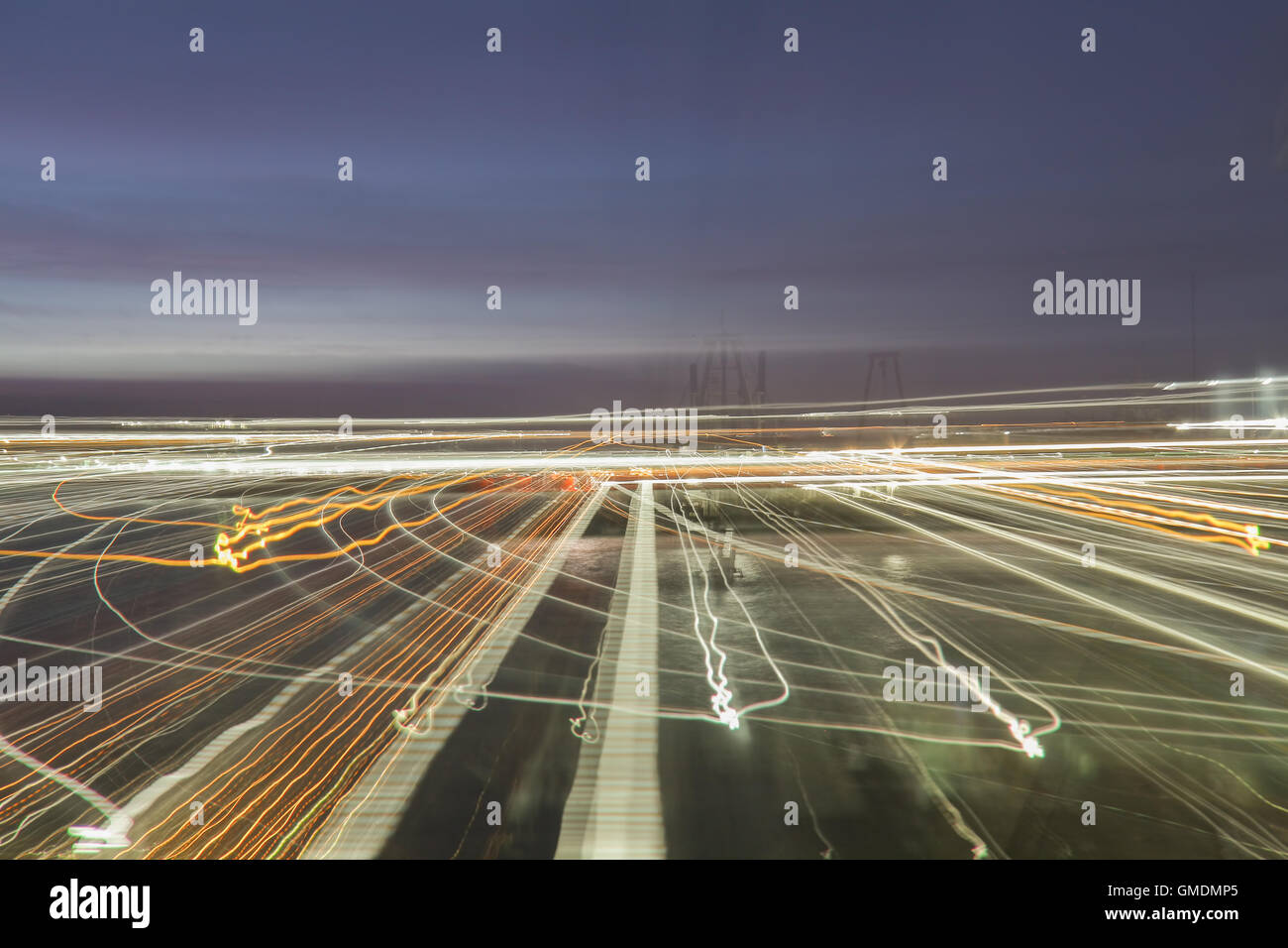 Di notte le luci blur sullo sfondo pattern. Foto Stock