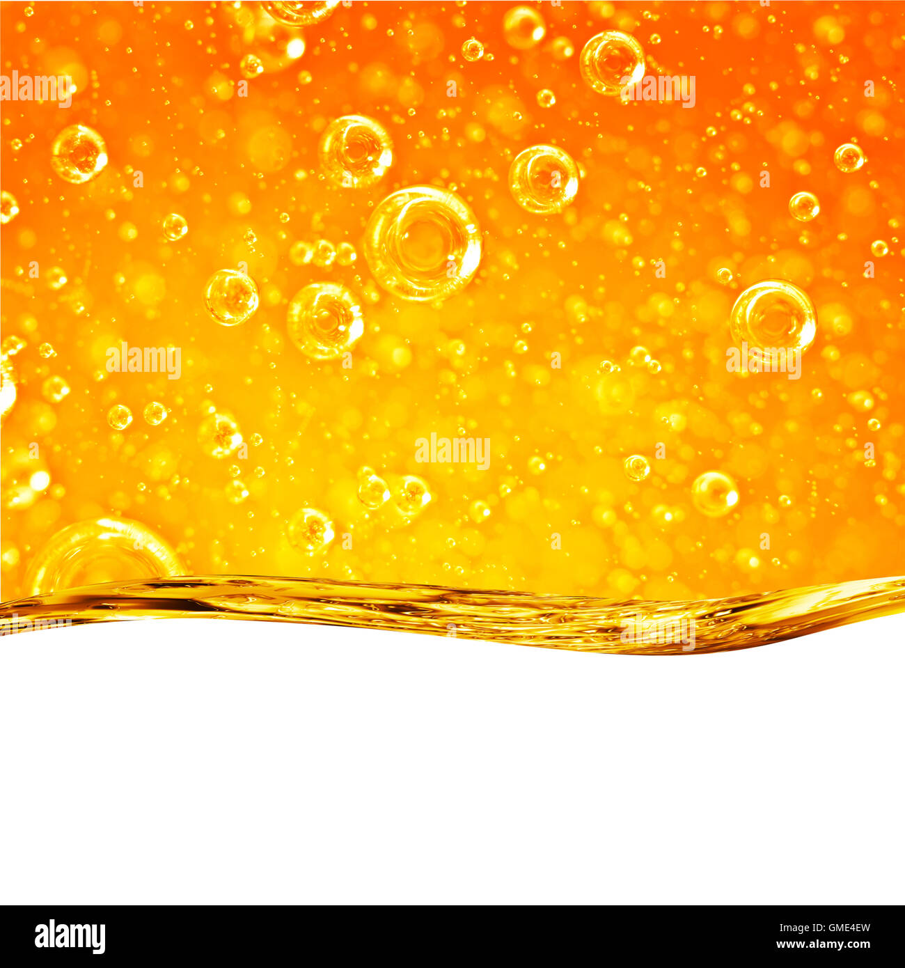 Onda di liquido giallo, per il progetto, olio, miele, birra o altre varianti su sfondo bianco, area per il testo Foto Stock