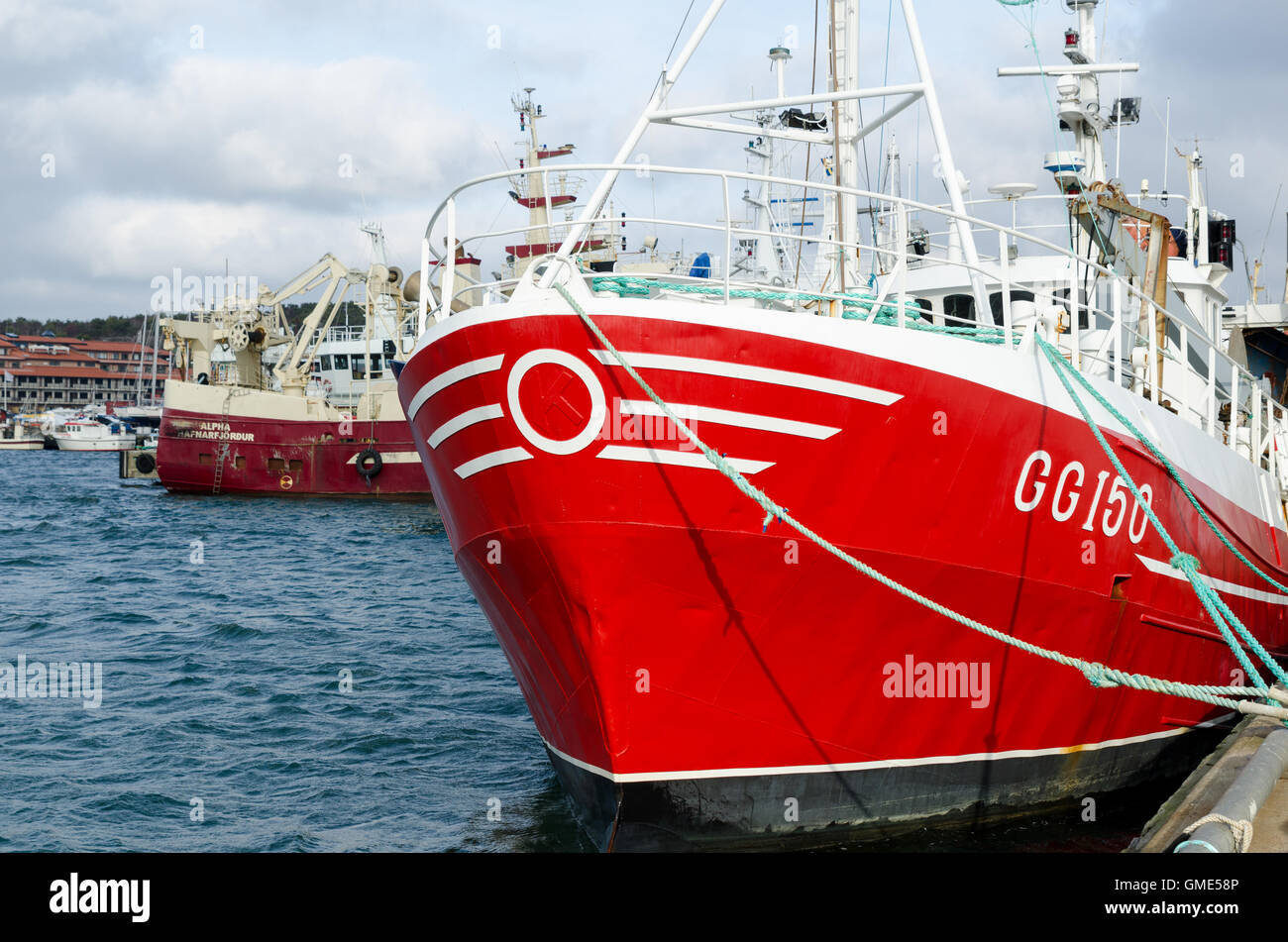 Uno rosso pesca barca in porto redy per andare fuori e catturare il pesce Foto Stock