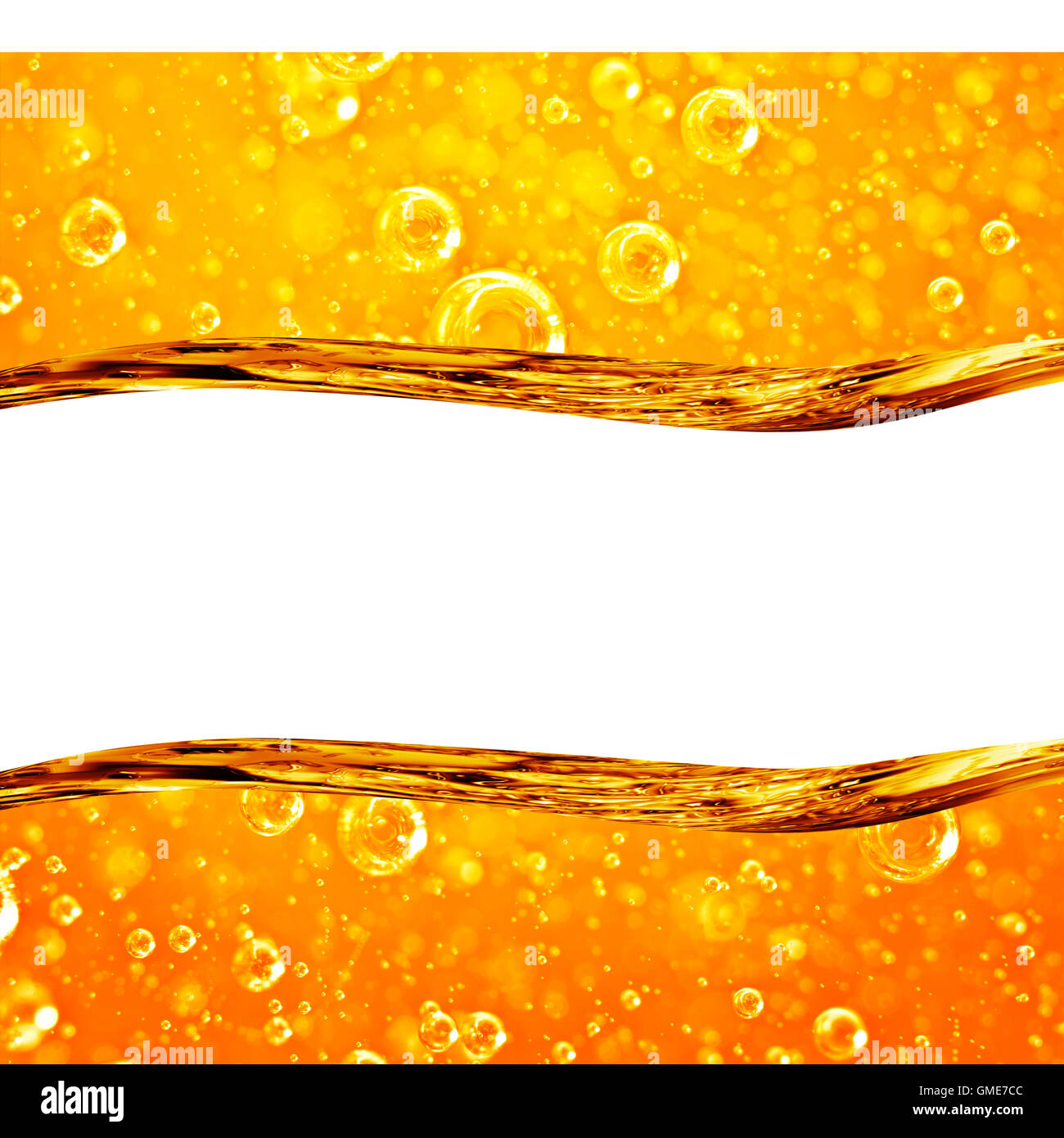 Il liquido scorre Golden Macro bolle di aria, per il progetto, olio, miele, birra o altre varianti su sfondo bianco, area per il testo Foto Stock