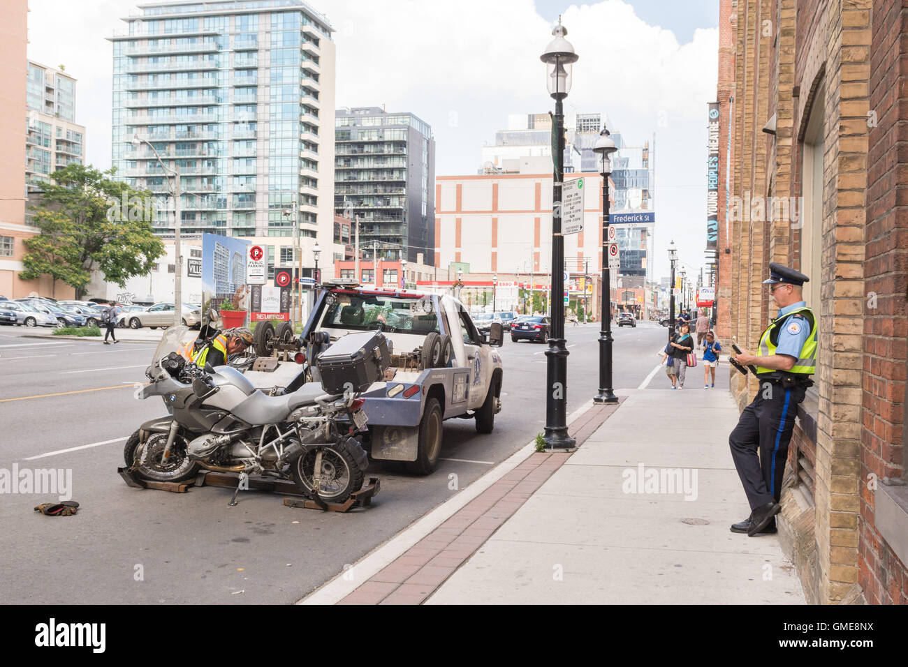 Motocicletta motocicletta essendo messo sul carrello di traino per essere trainato - Front Street, Toronto, Canada Foto Stock