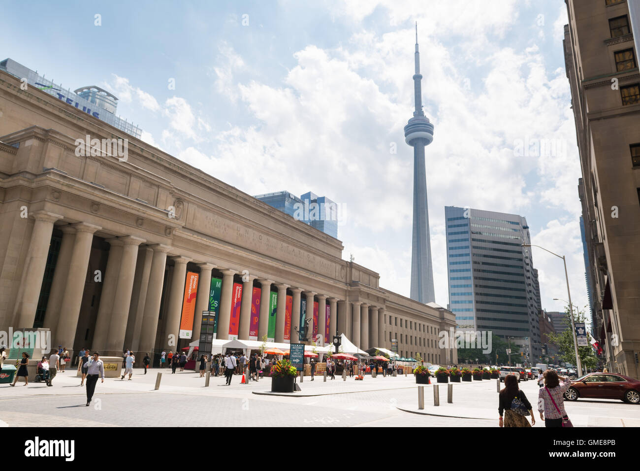 La Union Station, stazione ferroviaria e CN Tower, Front Street, Toronto, Ontario, Canada Foto Stock