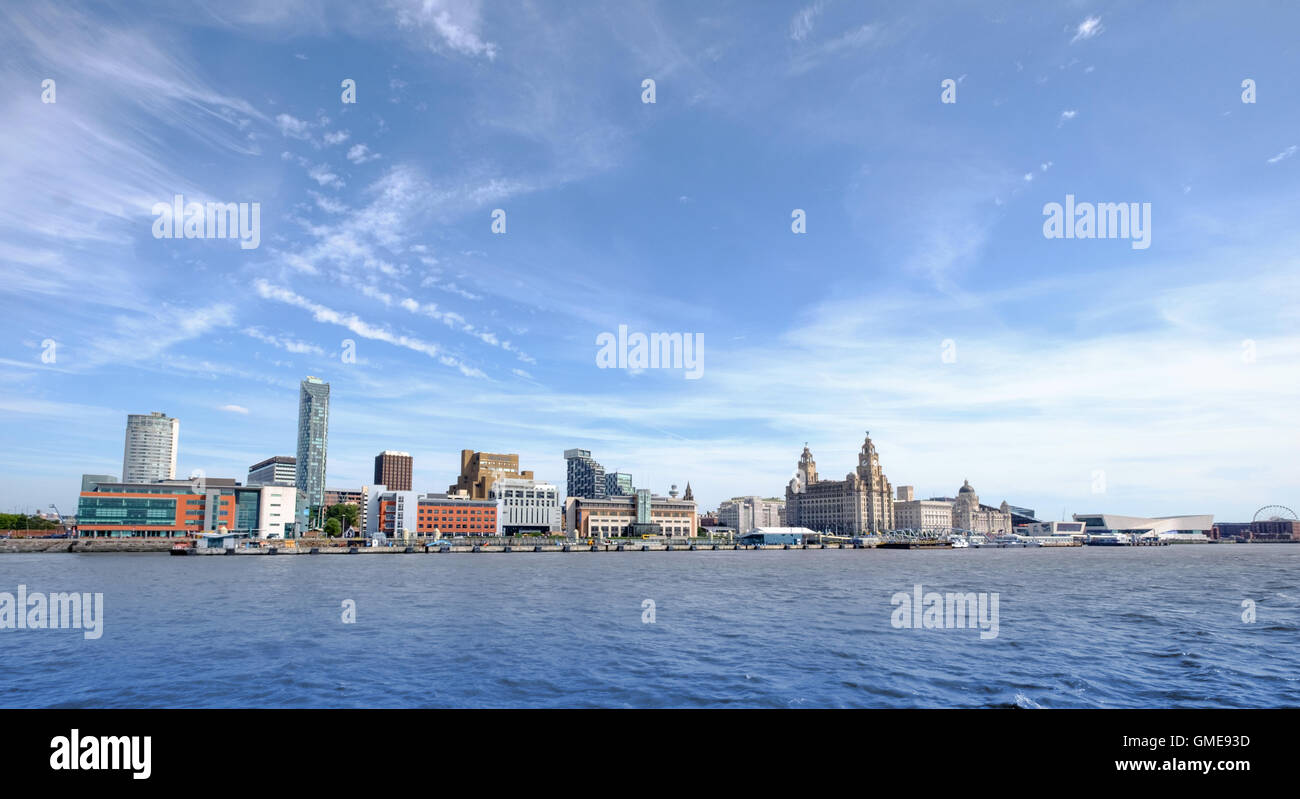 Liverpool waterfront che mostra i più recenti nuovi edifici Foto Stock