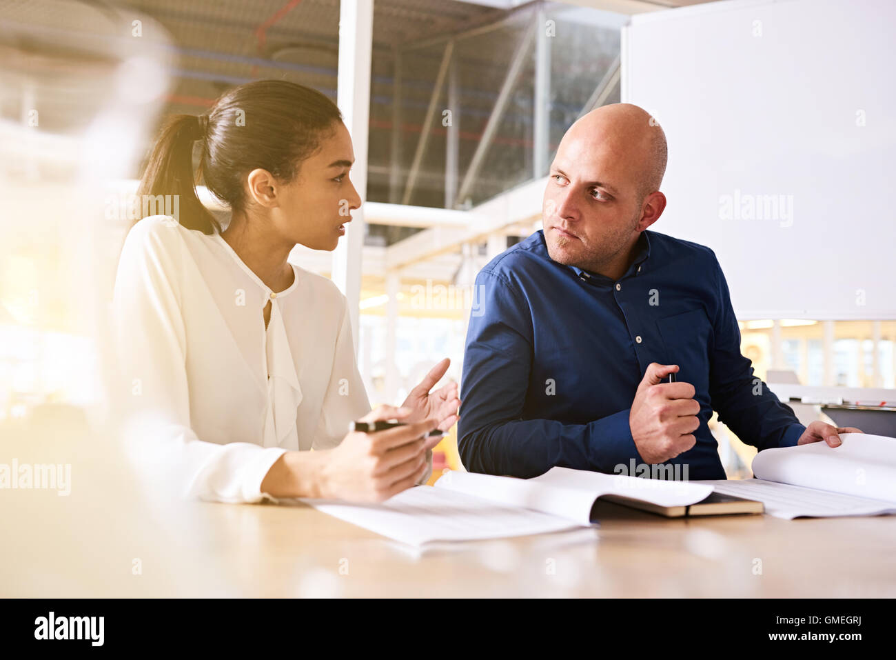 Incontro di lavoro tra il maschio e la femmina in moderni uffici luminosi Foto Stock